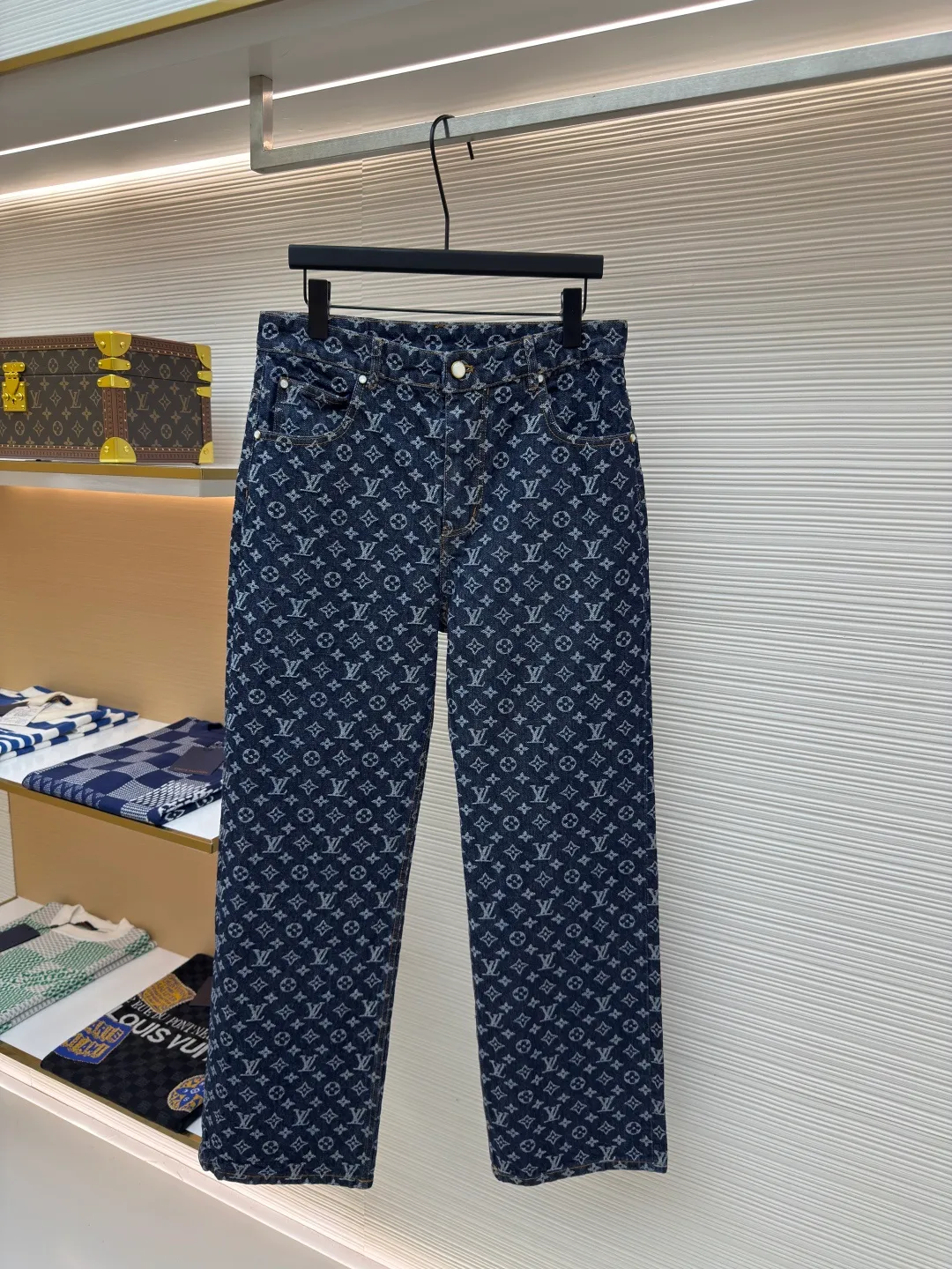 LOUIS VUITTON presbyopic all-over printed jeans ●Authentic product: Purchased and developed by 16639 ●Item number: 1680009-B35 ●Fabric: Denim denim fabric ●Technology: Jacquard production ●Version: Fitted version ●Weight: about 850 grams ●Size: 30-32-34-36 ●Description: The fabric is made of denim, full of Monogram jacquard pattern, and is decorated with hot-drilling technology to form the brand's classic pattern. The waist is made of old flocked leather tags, and the hardware is molded. The overall routing is straight and delicate. The fabric is comfortable and soft, and the color is consistent without color difference. It can be matched with the same style to create a fashionable look and control various occasions. Customized accessories, complete with three standards, same style for men and women.